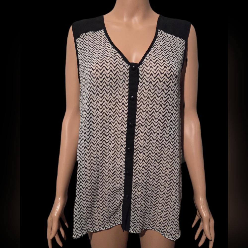 Dressbarn Black and White Chevron Sleeveless Blouse